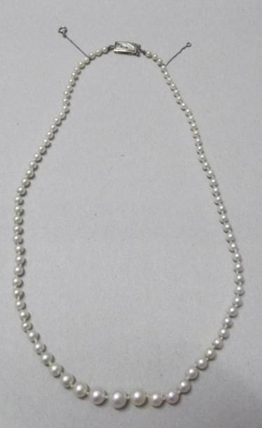 Collier de perles de culture en légère chute,...