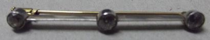 Epingle en or gris sertie de 3 diamants....