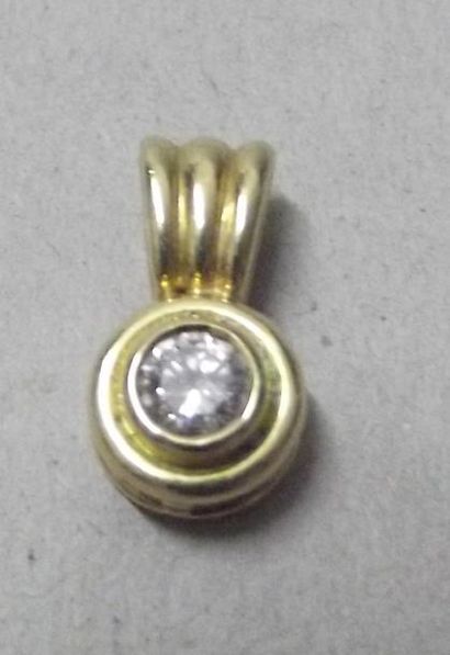 Pendentif en or jaune serti d'un petit diamant....