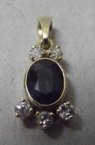 Petit pendentif en or jaune orné d'un saphir...