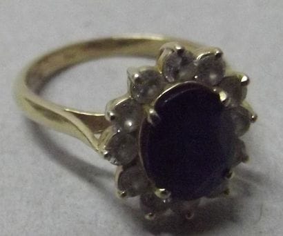Bague en or jaune centrée d'un saphir ovale...
