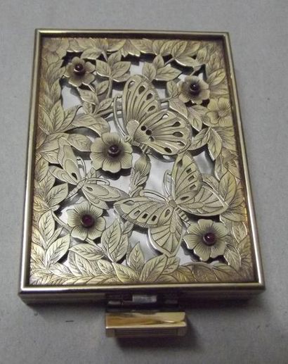 BOUCHERON
Poudrier en argent godronné, le...