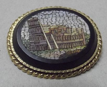 Broche ovale en or jaune, ornée d'une micromosaïque...