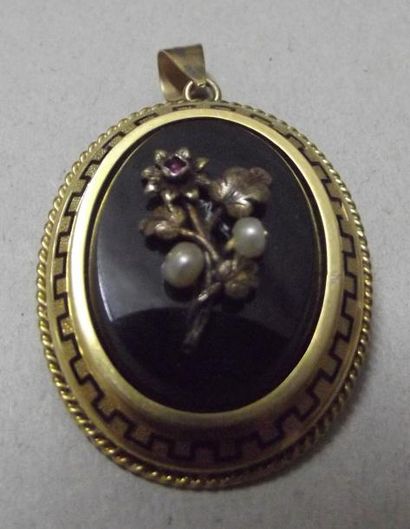 Broche-pendentif en or jaune, ornée d'onyx...