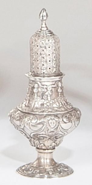 Saupoudoir balustre en argent à décor ciselé...