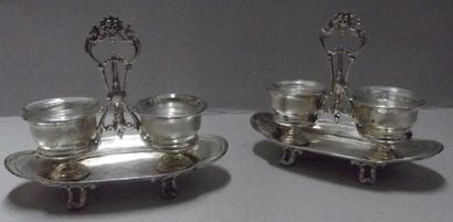 Paire de salerons en argent reposant sur...