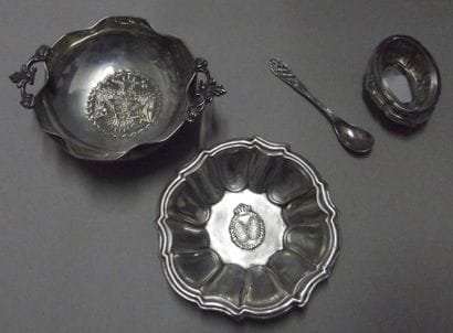 Lot composé de deux petites coupes en argent....