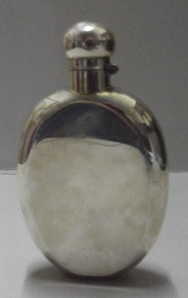 Flasque à whisky en argent. LONDRES, 1921....