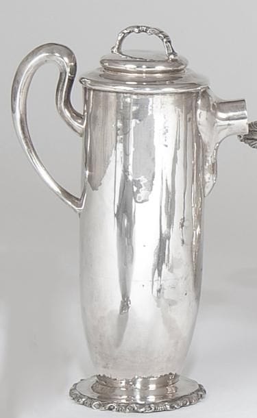 Pot à orangeade en argent. Il repose sur...