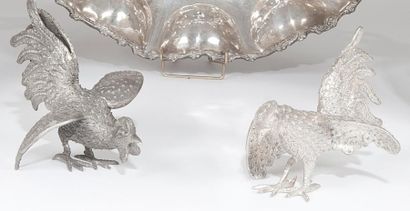 Deux coqs représentés au naturel en argent....