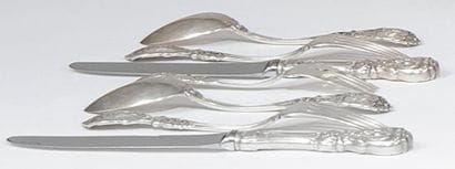 Partie de ménagère en argent, modèle rocaille,...