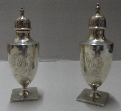 Paire de saupoudoirs balustres en argent...