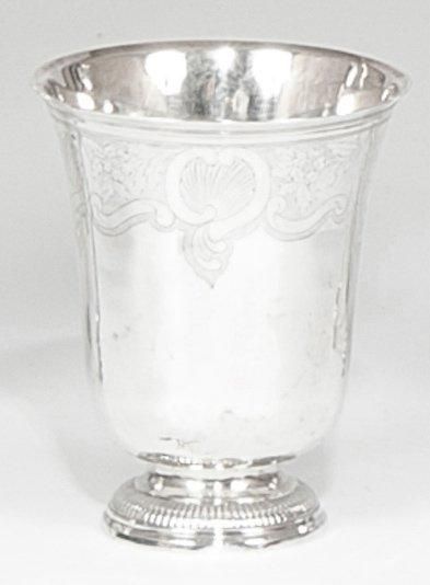 Timbale sur piédouche en argent, le piédouche...