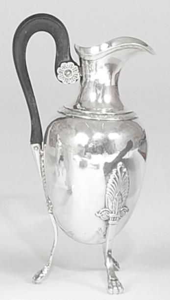 Pot à lait en argent reposant sur trois pieds...