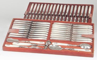 Ménagère de couteaux en nacre composée de...