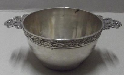 Coupe en argent à deux anses ciselée d'une...