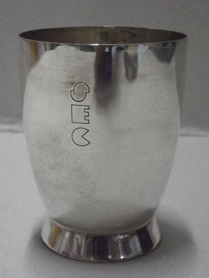 Timbale sur piédouche en argent chiffrée...