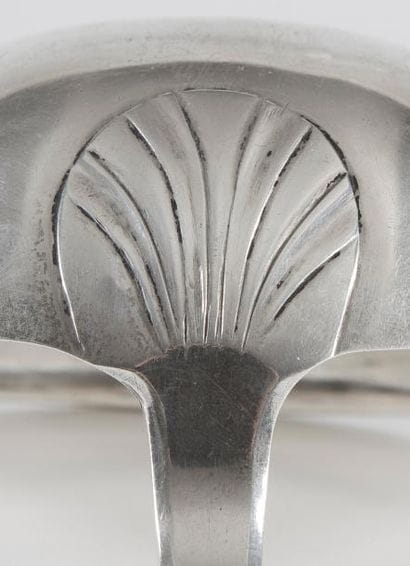 Importante louche en argent modèle uniplat...