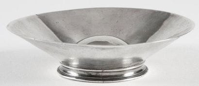 Tasse à vin à ombilic en argent reposant...