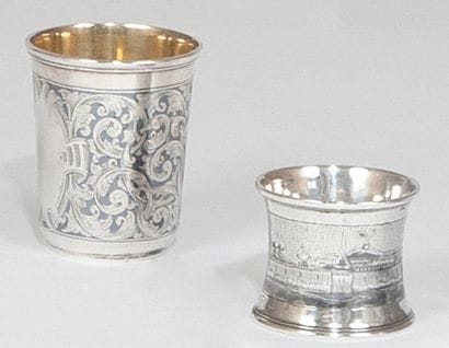 Timbale et rond de serviette en argent niellé...