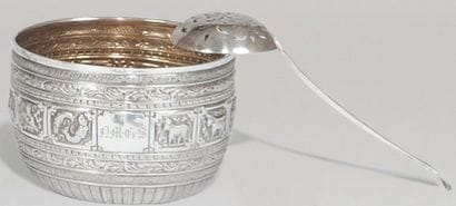 Dans son écrin en cuir à la forme, pot à...