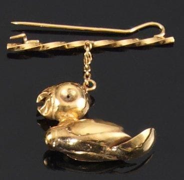 Broche en or stylisant un oiseau. Travail...