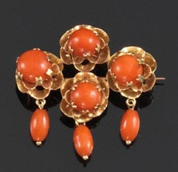 Petite broche en or jaune agrémentée de quatre...
