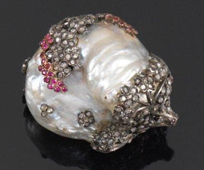 Soufflure de perle baroque montée en argent,...
