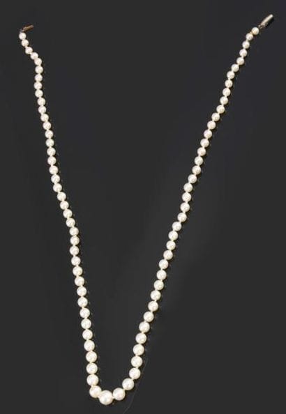 Collier de perles de culture en légère chute,...