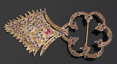 Broche polylobée en argent doré sertie de...