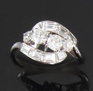 Bague «ondes» en platine, ornée de quatre...