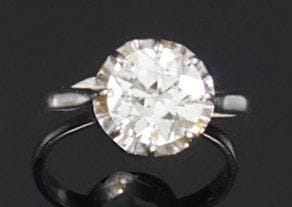 Bague solitaire en or gris, sertie d'un diamant...
