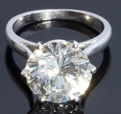 Bague en or gris et platine, ornée d'un diamant...