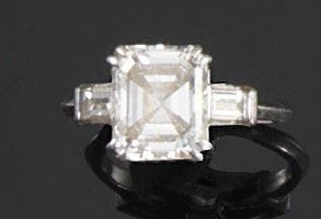BOUCHERON
Bague en platine, ornée d'un diamant...