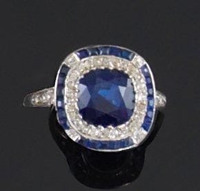 Bague en or gris, ornée d'un saphir de taille...