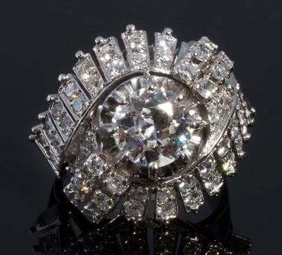 Bague en fils d'or gris, à tourbillon centrée...