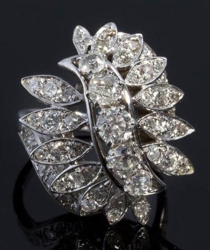 Bague en feuille stylisée centrée d'une ligne...