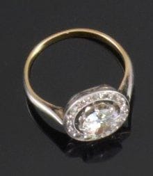 Bague en or jaune et gris, ornée d'un diamant...
