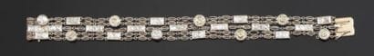 Bracelet articulé en or gris, ponctué de...