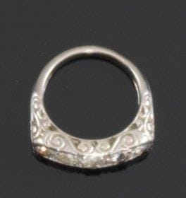 Bague jarretière en or gris sertie de 5 diamants....