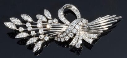 Broche-clip en or gris bouquet, ornée de...