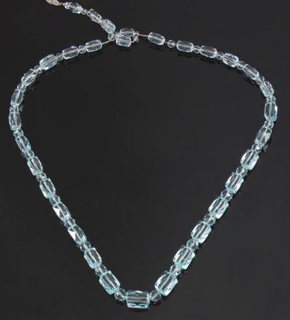 Collier de perles facettées d'aigue-mari...
