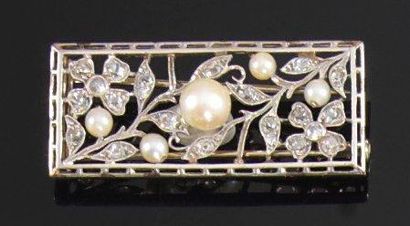 Broche-clip en or gris de forme rectangulaire...