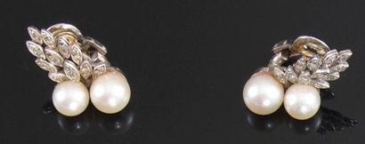 Paire de clips d'oreilles en platine et or...