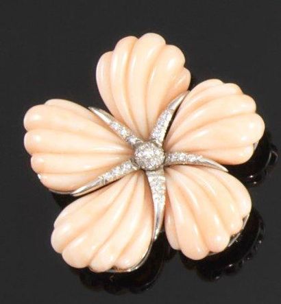 Broche-clip en or gris, en forme de fleur,...