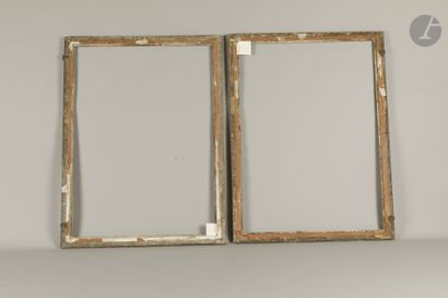 Paire de baguettes en bois mouluré et doré....