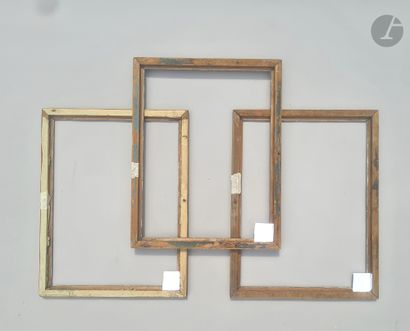 Trois baguettes plates en bois mouluré et...