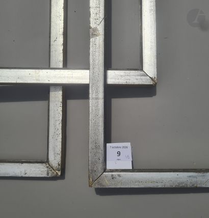 Trois baguettes plates en bois mouluré et...