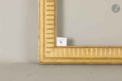 Grande baguette en bois sculpté et doré à...