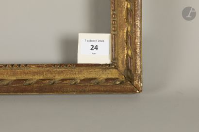 Baguette en bois sculpté et doré à décor...